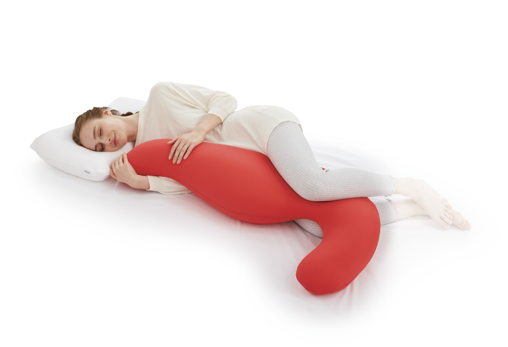 MOGU&reg;の気持ちいい抱きまくらで寝る女性