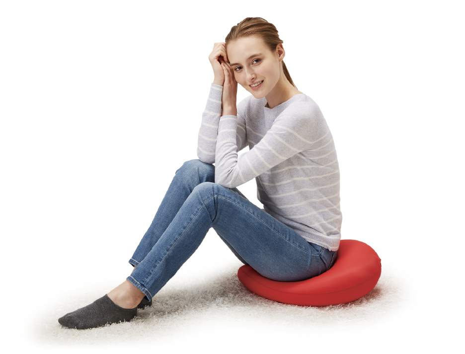 MOGU&reg;のホールクッションに座る女性