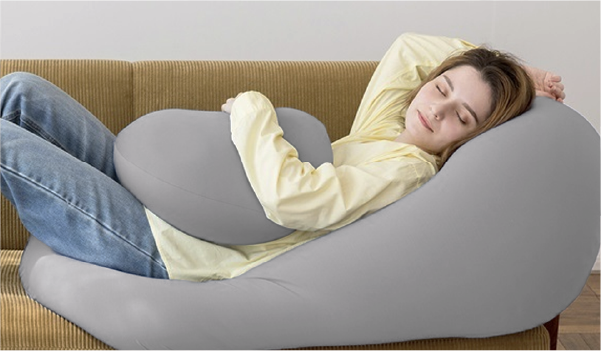 パウダービーズ&reg;の枕で寝る女性