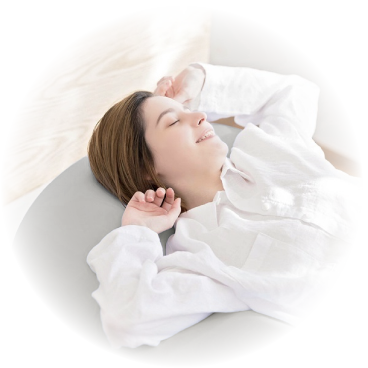 MOGU&reg;のまくらに寝る女性