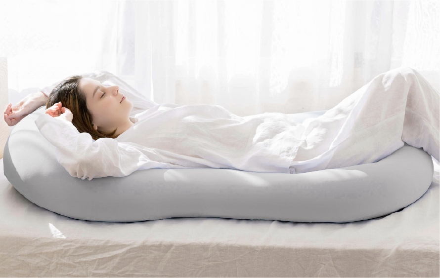 雲にのる夢枕で寝る女性