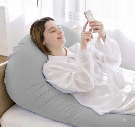 雲にのる夢枕でスマホを触る女性