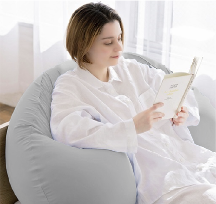 雲にのる夢枕で本を読む女性