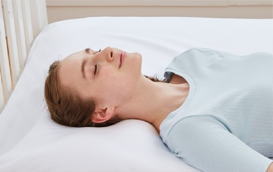 雲にのる夢枕で寝る女性