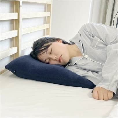 雲にのる夢枕でスマホを触る女性