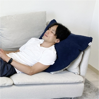 雲にのる夢枕で本を読む女性