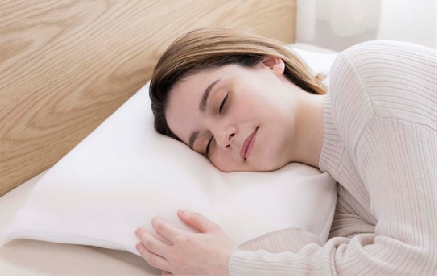 雲にのる夢枕で寝る女性