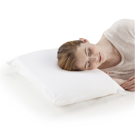 雲にのる夢枕でスマホを触る女性