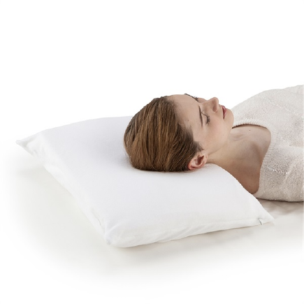 雲にのる夢枕で本を読む女性