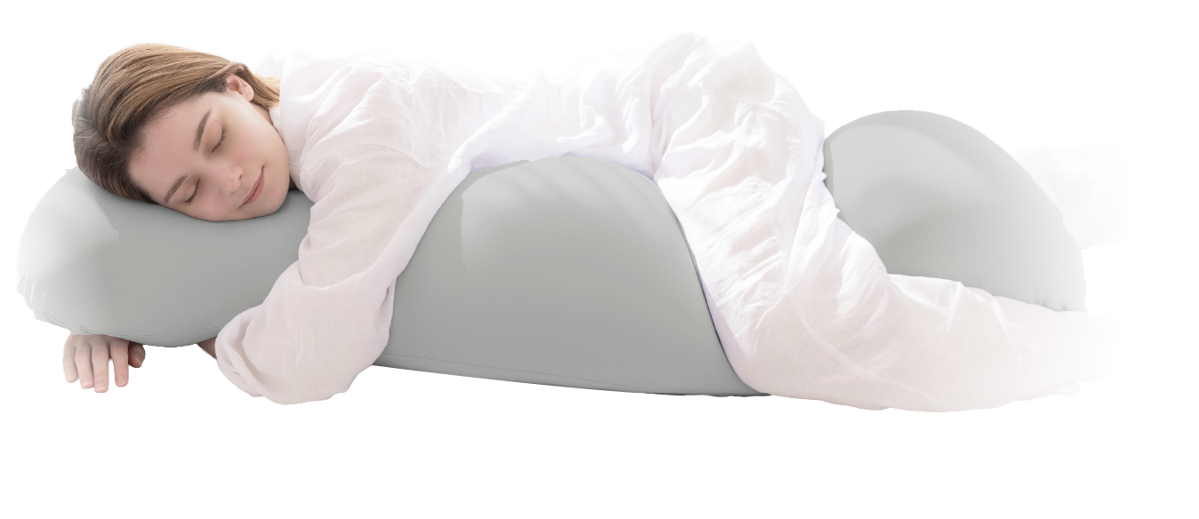 パウダービーズ&reg;の抱き枕で寝る女性
