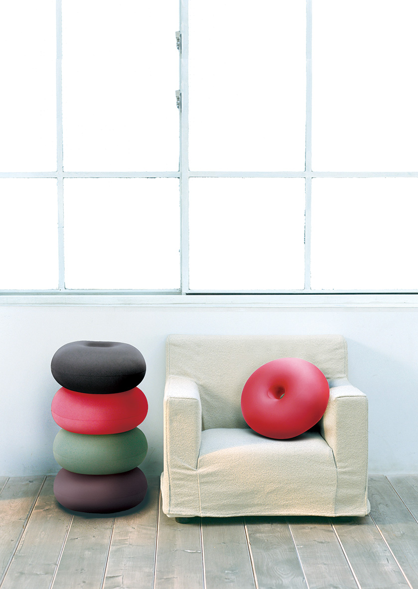 光の差し込む白い壁紙と床、と白いソファの部屋。そこにならべられた色とりどりのMOGUホールフロアクッション