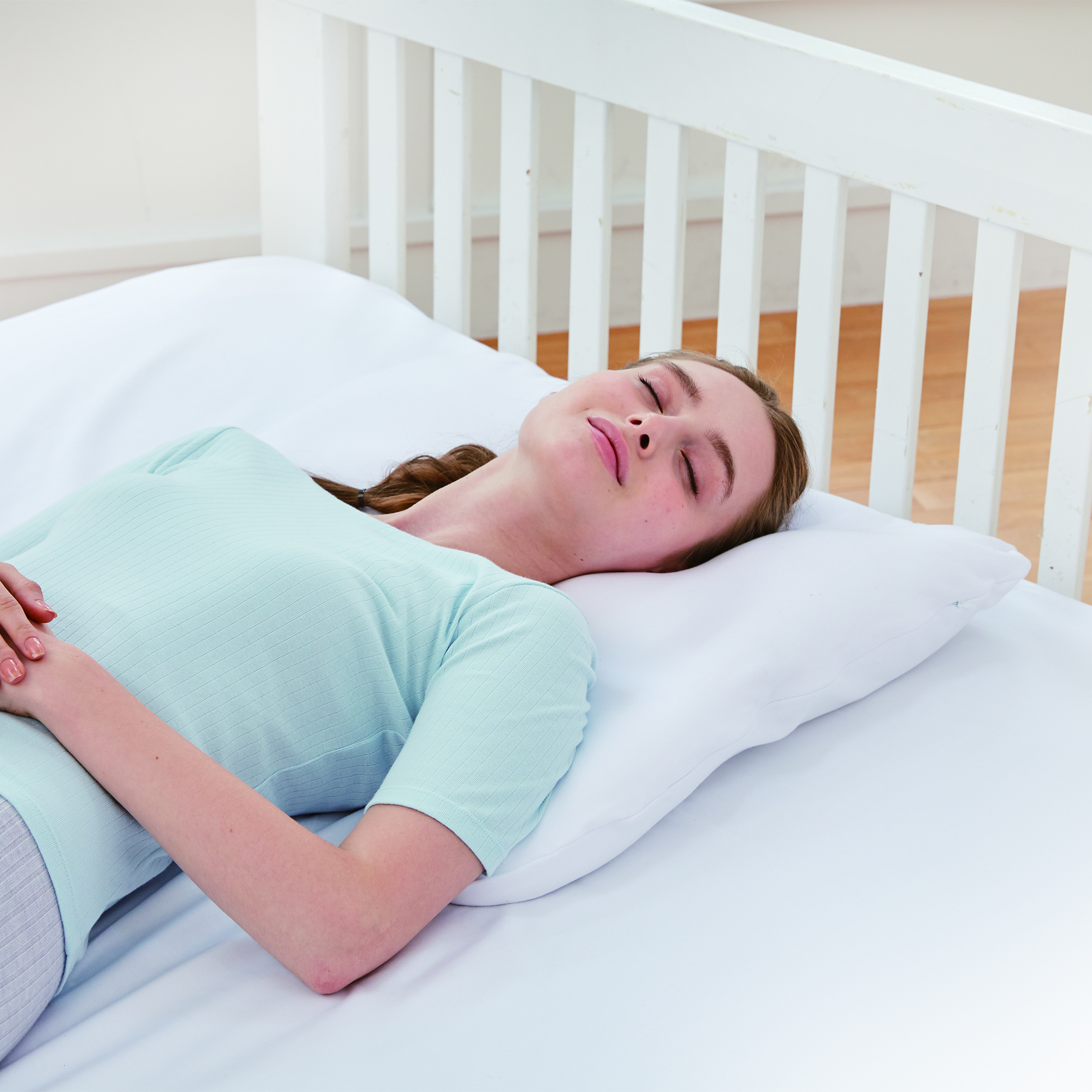 肩が軽くなるまくらで寝る女性の画像